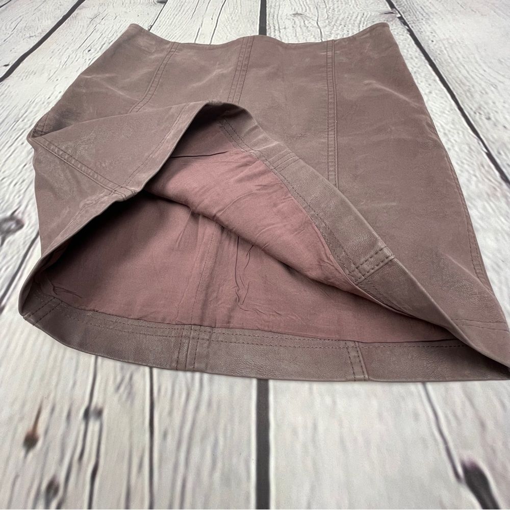 FREE PEOPLE faux leather dusty rose mini skirt, size 6 - Picture 6 of 15